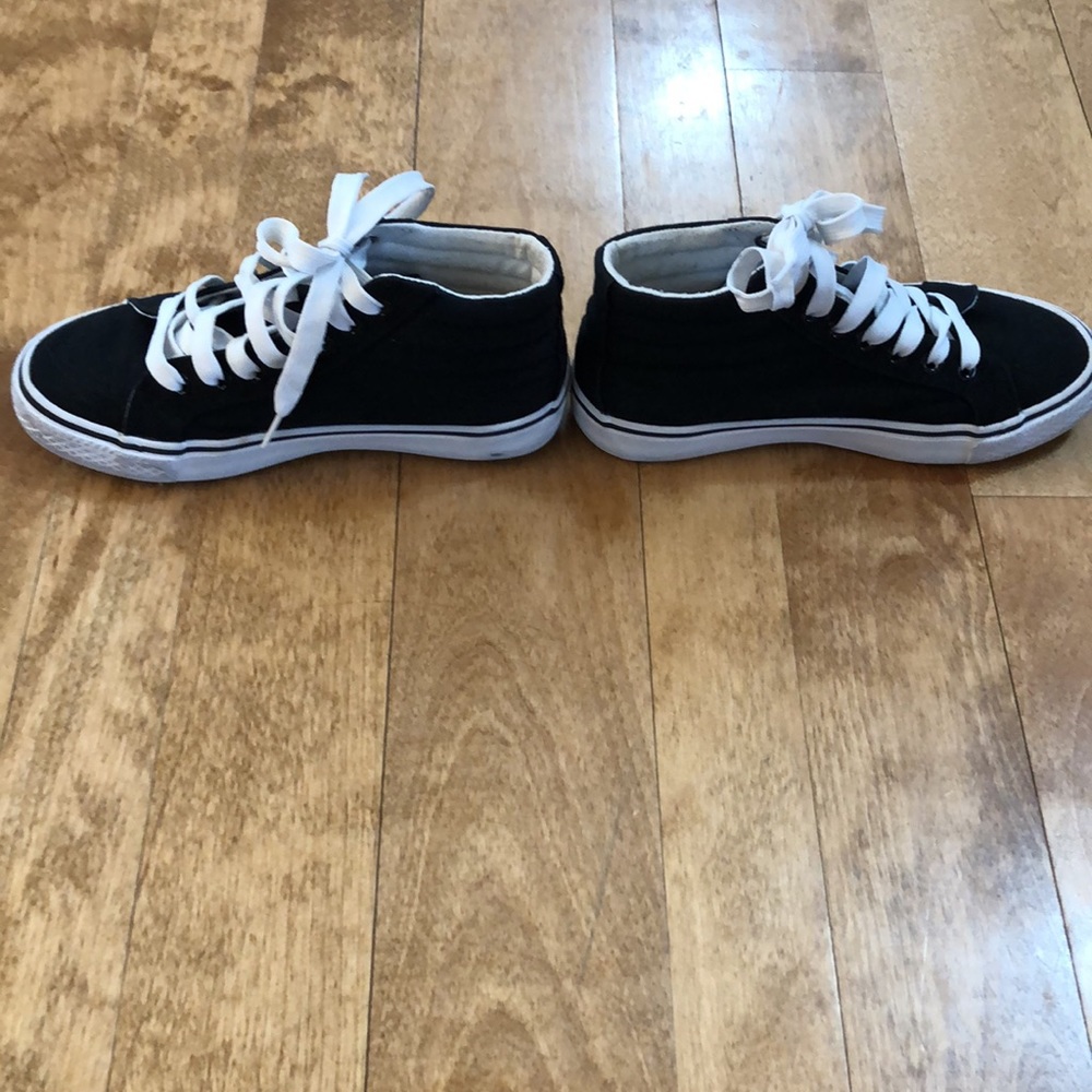 Girls size 3 canvas shoes. Only worn inside a limited number of times for dance. - Picture 5 of 7